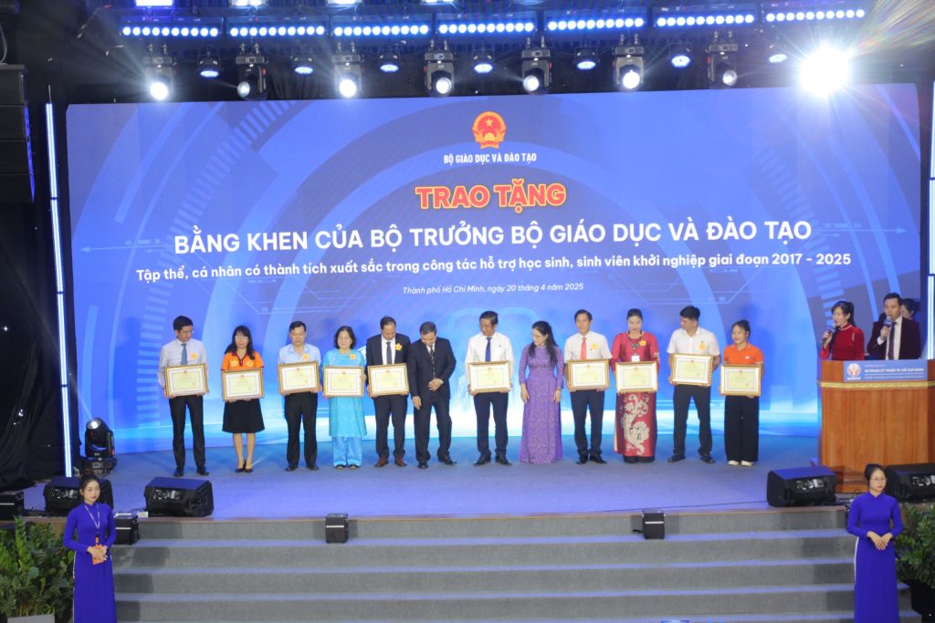 Niềm vui nhân đôi cho CĐ Viễn Đông tại Ngày hội Khởi nghiệp Quốc gia của HSSV lần thứ VII
